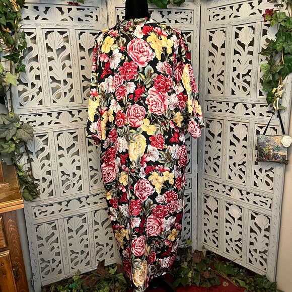 😍HOST PICK😍 SILKY SHINY BLACK RED & GOLD LONG SHORT SLEEVE ROBE KIMONO - Picture 6 of 9